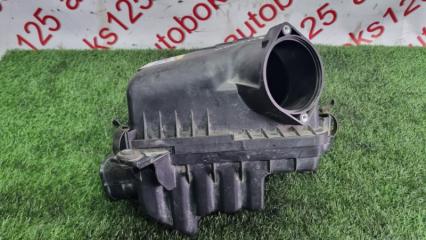 Корпус воздушного фильтра Hyundai Tucson JM D4EA 281002E250 4 ракурс Корпус воздушного фильтра Hyundai Tucson JM D4EA 281002E250 4 ракурс