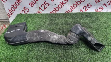 Воздухозаборник Hyundai Tucson JM D4EA 282102E000, 282112E200 3 ракурс Воздухозаборник Hyundai Tucson JM D4EA 282102E000, 282112E200 3 ракурс