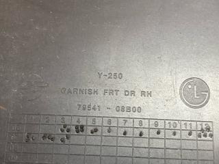 Молдинг на дверь правый передний SsangYong Rexton RJN D27DT 7954108B00 5 ракурс Молдинг на дверь правый передний SsangYong Rexton RJN D27DT 7954108B00 5 ракурс