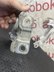 Крепление капота Kia Mohave HM D6EA 5 ракурс Крепление капота Kia Mohave HM D6EA 5 ракурс