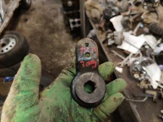 Запчасть кронштейн решетки радиатора Kia Spectra 2008