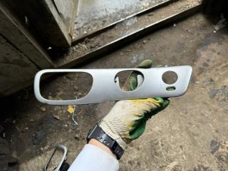 Фото запчасти накладка внутренней ручки двери передняя левая Chevrolet Rezzo 2006 Б/У запчасть Запчасть накладка внутренней ручки двери передняя левая Chevrolet Rezzo 2006