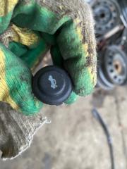 Запчасть кнопка открывания багажника Renault Logan 2011