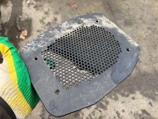 Запчасть накладка (сетка) динамика BMW X5 2009