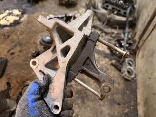 Запчасть кронштейн (крепление) Subaru impreza 2007