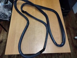 Уплотнитель дверного проема задний правый subaru Forester Б/У Уплотнитель дверного проема задний правый subaru Forester