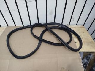 Уплотнитель дверного проема передний правый KIA Sorento 2016 Б/У Уплотнитель дверного проема передний правый KIA Sorento 2016