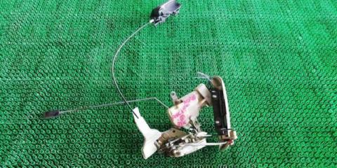 Запчасть замок двери передний правый Toyota Funcargo 2003