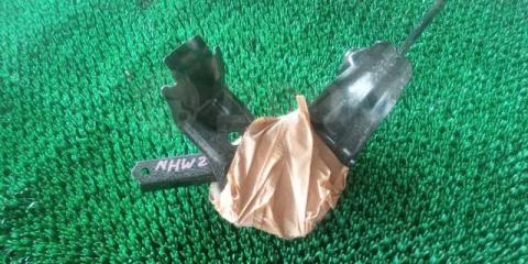 Фото запчасти крепление аккумулятора Toyota Prius 2006 Б/У запчасть Запчасть крепление аккумулятора Toyota Prius 2006