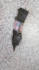 Фото запчасти крепление бампера заднее левое Toyota Ipsum 2003 Б/У запчасть Запчасть крепление бампера заднее левое Toyota Ipsum 2003