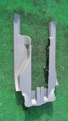 Запчасть накладка на порог задняя Toyota Prius Alpha 2012