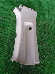 Запчасть накладка на стойку правая Toyota Hiace Regius 1997