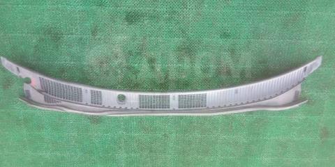 Запчасть пластик дворников жабо Toyota Hiace Regius 1999