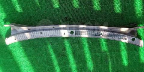 Запчасть пластик дворников жабо Toyota Crown Comfort 2001