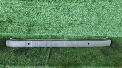 Запчасть накладка замка багажника Suzuki Jimny 1999