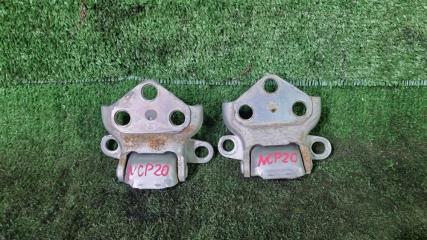 Запчасть петли двери багажника Toyota Funcargo 2000