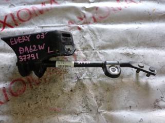 Реактивная тяга левая передняя SUZUKI EVERY DA62W K6A 4531165H01, 4532064H00 1 ракурс Реактивная тяга левая передняя SUZUKI EVERY DA62W K6A 4531165H01, 4532064H00 1 ракурс