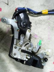 Замок двери правый задний TOYOTA CELSIOR UCF21 1UZFE 6933050030 3 ракурс