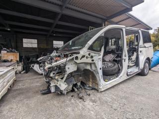 Дверь правая задняя TOYOTA NOAH ZWR80 2ZRFXE 6700328650 1 ракурс