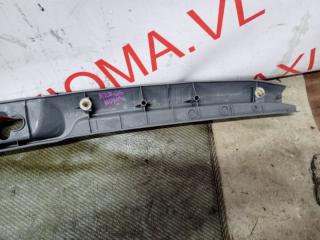 Накладка замка багажника TOYOTA NOAH AZR65 1AZFSE 6793528060 5 ракурс