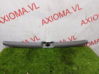 Накладка замка багажника TOYOTA NOAH AZR60 1AZFSE 6793528060B2 4 ракурс