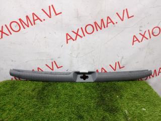 Накладка замка багажника TOYOTA VOXY AZR65 1AZFSE 6793528060 4 ракурс