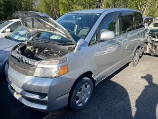 Молдинг лобового стекла правый TOYOTA VOXY AZR60 1AZFSE 5611740050 1 ракурс
