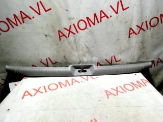 Накладка замка багажника задняя TOYOTA VOXY AZR60 1AZFSE 6793528060B2 1 ракурс