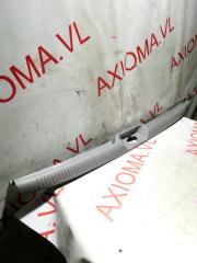 Накладка замка багажника задняя TOYOTA VOXY AZR60 1AZFSE 6793528060B2 2 ракурс