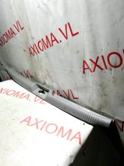 Накладка замка багажника задняя TOYOTA VOXY AZR60 1AZFSE 6793528060B2 3 ракурс