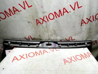 Накладка замка багажника задняя TOYOTA VOXY AZR60 1AZFSE 6793528060B2 4 ракурс
