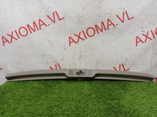 Накладка замка багажника TOYOTA VOXY AZR60 1AZFSE 6793528060B2 5 ракурс