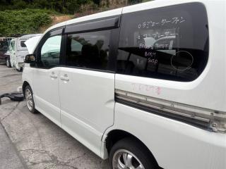 Накладка на крыло правая задняя NISSAN SERENA CC25 MR20DE 76852CY81A 3 ракурс