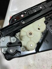 Доводчик двери правый задний TOYOTA ESTIMA ACR55 2AZFE 42611010212 2 ракурс Доводчик двери правый задний TOYOTA ESTIMA ACR55 2AZFE 42611010212 2 ракурс