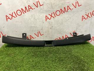 Накладка замка багажника MAZDA PREMACY CREW LFVE C2356889XB02 3 ракурс Накладка замка багажника MAZDA PREMACY CREW LFVE C2356889XB02 3 ракурс