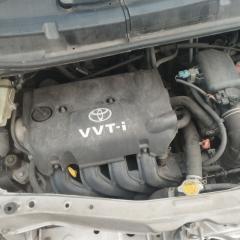 Крышка клапанная TOYOTA PORTE NNP11 1NZFE 1110121033 1 ракурс