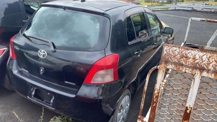 Уплотнительная резинка дверей правая задняя TOYOTA VITZ KSP90 1KRFE 6233152030B1 2 ракурс