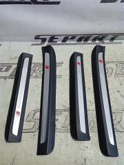 Запчасть накладки порогов дверей Audi Q7 2010