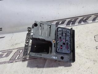 Запчасть кронштейн блока предохранителей Volkswagen Passat 2008