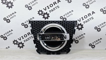 Запчасть эмблема решетки радиатора Nissan Qashqai 2009
