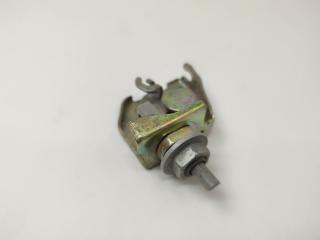 Замок лючка бензобака задний Toyota MARK2 1996