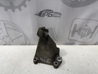 Запчасть кронштейн двигателя левый Mercedes-benz C