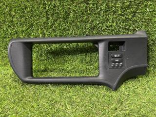 Консоль магнитофона Toyota Aqua 2013