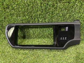 Консоль магнитофона Toyota Aqua 2016