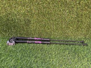 Амортизатор двери багажника Toyota Prius 2012