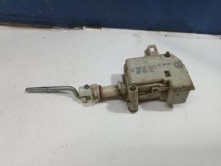 Запчасть актуатор лючка бензобака Volkswagen Touareg 2002 - 2010 1J0810773B Б/У Актуатор лючка бензобака Volkswagen Touareg 2002 - 2010 1J0810773B Б/У