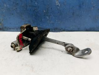 Запчасть ограничитель двери передний правый Renault Sandero 2013