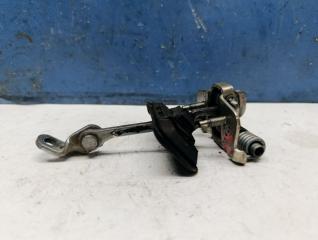 Запчасть ограничитель двери задний правый Renault Sandero 2013