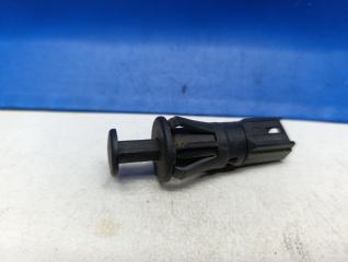 Запчасть выключатель концевой багажника Renault Logan 2013