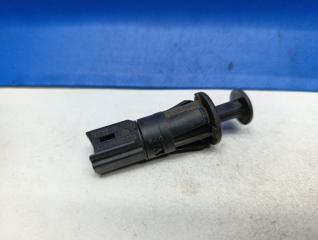 Запчасть выключатель концевой багажника Renault Logan 2013